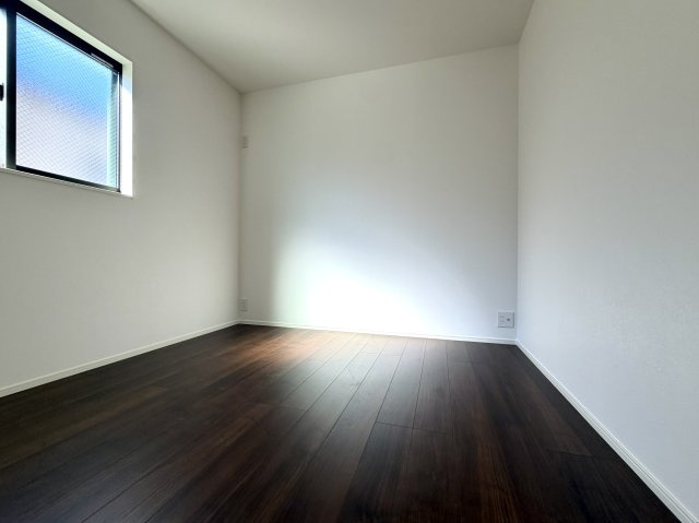 越谷市大竹１号棟　新築戸建の洋室|木目の温もりが感じられるフローリング仕様。素足でも心地よく過ごせる快適な居室空間です。