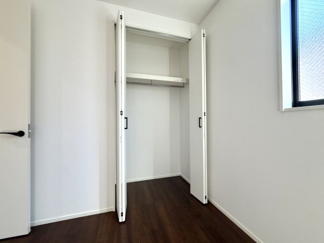 越谷市大竹１号棟　新築戸建の収納|天井近くまで高さを活かした大容量の収納スペース。かさばる布団や衣類ケースもまとめて収まります。