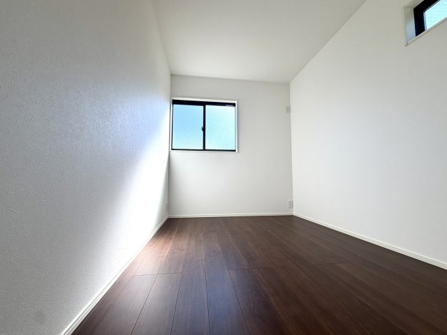 越谷市大竹１号棟　新築戸建の洋室|天井が高く開放感あふれる洋室スペース。実際の面積以上の広がりを感じられる気持ちの良いお部屋です。