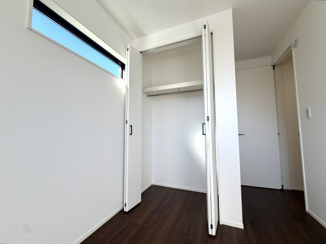 越谷市大竹１号棟　新築戸建の収納|シーズンオフの家電やスーツケースも無理なく収まる奥行き。お部屋に余計な家具を置かずに済みます。