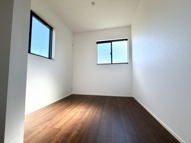 越谷市大竹１号棟　新築戸建の洋室|角部屋仕様で明るく開放感のある洋室。朝の目覚めもすっきりと迎えられる陽当たり良好な空間です。