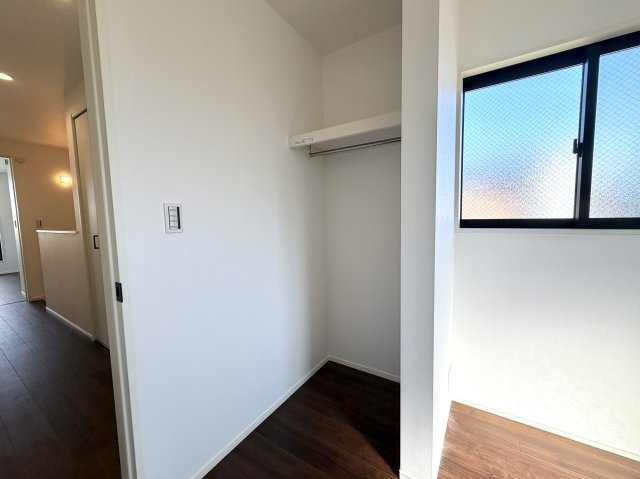 越谷市大竹１号棟　新築戸建の収納|室内をすっきり見せる大容量クローゼット。荷物が増えても安心して収納できます。
