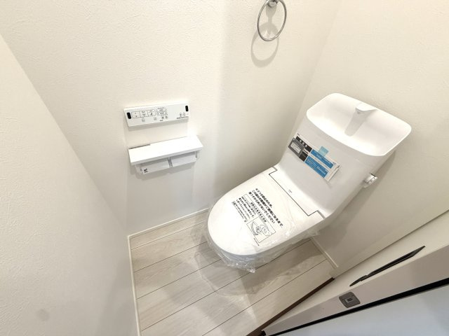 越谷市大竹１号棟　新築戸建のトイレ|階ごとにトイレを備えた安心のレイアウト。2世帯での居住やテレワーク中の利用にも大変重宝します。