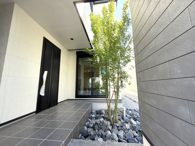 越谷市大竹１号棟　新築戸建の玄関|ゆとりある横幅を確保した玄関口。ご家族並んでの靴の脱ぎ履きもスムーズに行えます。