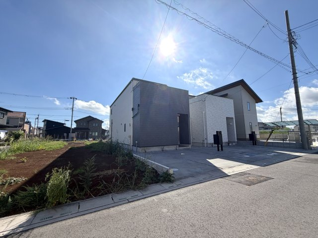 越谷市大竹１号棟　新築戸建の外観|直線的なフォルムが現代的なスタイリッシュ外観。洗練された都会的な印象を与えてくれます。