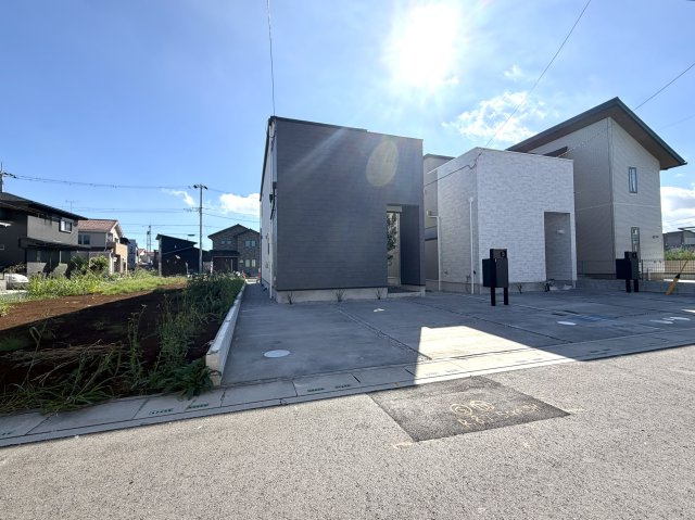 越谷市大竹１号棟　新築戸建の外観|アクセントカラーがおしゃれな印象的な外観。通りからの目を引く洗練された佇まいです。