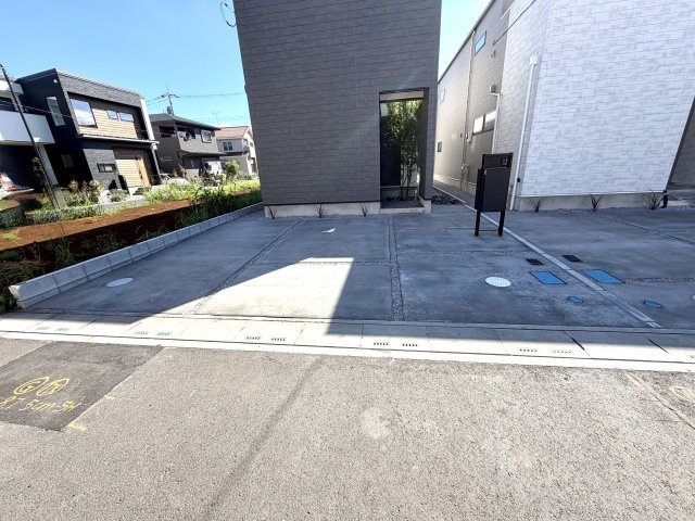 越谷市大竹１号棟　新築戸建の駐車場|並列で2台分の車を停められる広い駐車スペース。ご夫婦での複数台所有や来客時にも大変便利です。