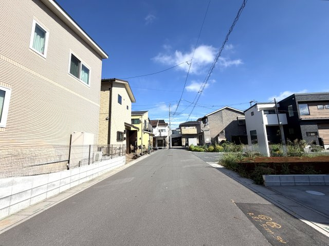 越谷市大竹１号棟　新築戸建の前面道路含む現地写真|敷地前面に十分なスペースがあり車の据え切りも楽々。駐車が苦手な方でも安心して運転できる道路環境です。