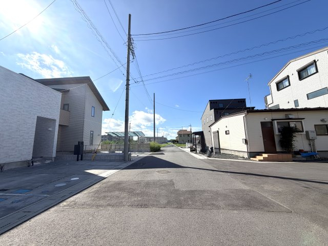 越谷市大竹１号棟　新築戸建の前面道路含む現地写真|前面道路の見通しが良く、車の駐車も安心して行えます。小さなお子様のいるご家庭も安心な住環境です。