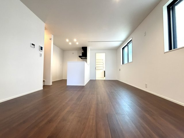 越谷市大竹１号棟　新築戸建の居間・リビング|落ち着いた雰囲気の居心地の良いリビング。大きな窓から明るい光が広がるゆとりの空間です。