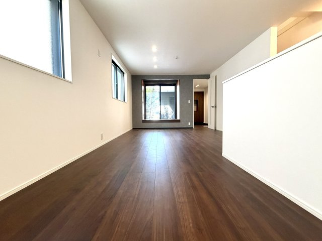 越谷市大竹１号棟　新築戸建の居間・リビング|木のぬくもりが感じられる温かみのあるリビング。家族全員がのびのびと過ごせる広さを確保しています。