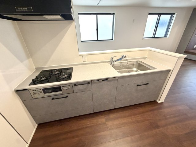 越谷市大竹１号棟　新築戸建のキッチン|デザイン性と使い勝手を追求したシステムキッチン。毎日の家事を軽やかにサポートしてくれます。