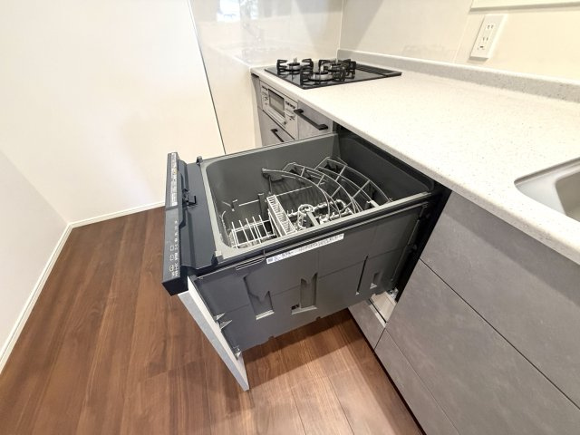 越谷市大竹１号棟　新築戸建のキッチン|食洗器を標準装備したキッチンです。家事の負担を軽減し、家族との時間を増やせます。