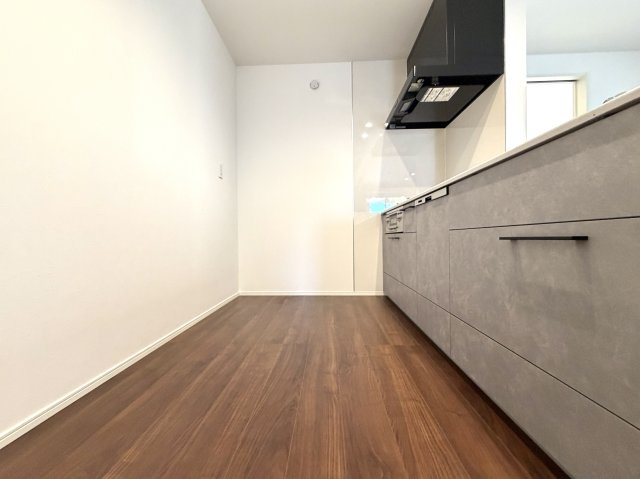 越谷市大竹１号棟　新築戸建のキッチン|冷蔵庫や大型のカップボードをすっきり配置できる、ゆとりのあるキッチンスペースです。