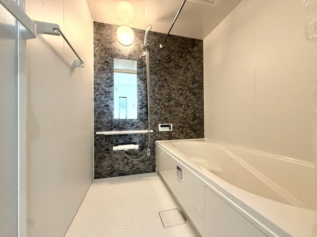越谷市大竹１号棟　新築戸建の浴室|ゆとりある洗い場スペースを確保。ご家族での入浴やペットのお手入れもゆったり行える広さです。