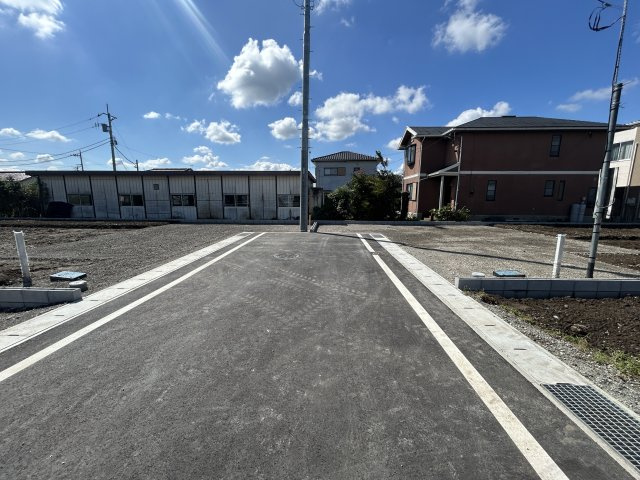 新築　佐波郡玉村町板井　LIGNAGE　9号棟の前面道路含む現地写真|現地写真　西側接道幅員約6ｍ　