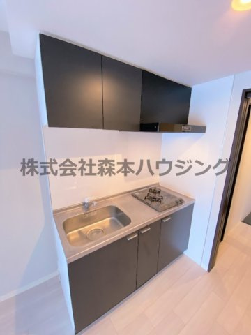 【キッチン】 | 　サンフレンドソラーナ | ※同タイプ別室の写真を使用しています。
　設備内容や色調など相違がある場合は実際のお部屋の現状優先となります。