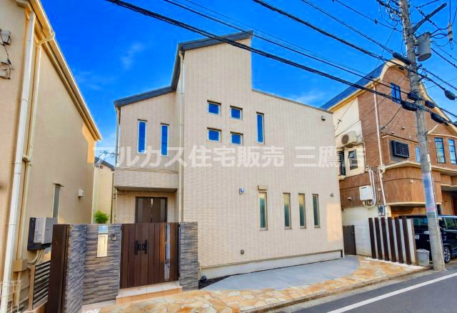 武蔵野市吉祥寺北町3丁目 中央線 三鷹駅 中古戸建の外観|明るく清潔感のあるスタイリッシュな外見デザイン。シックな色調のエントランスゲートや美しいアプローチが印象的な建物です。