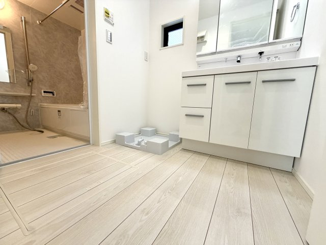 越谷市大竹２号棟　新築戸建の脱衣所|小窓付きで湿気がこもりにくく換気もスムーズ。カビの発生を抑えて清潔な状態を維持できます。