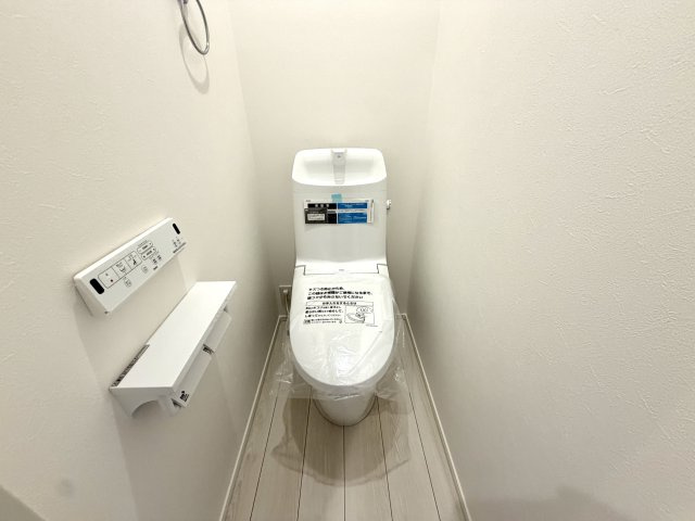 越谷市大竹２号棟　新築戸建のトイレ|清潔感があり落ち着けるトイレ空間。温水洗浄便座付きで毎日快適にご使用いただけます。