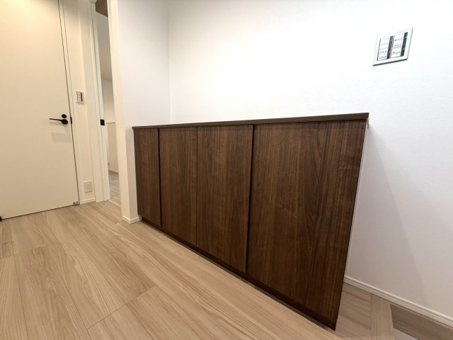 越谷市大竹２号棟　新築戸建の玄関|玄関横に設けられたウォークインタイプのシューズクローク。外で使うアイテムもまとめて収納可能です。