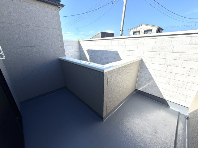 越谷市大竹２号棟　新築戸建のバルコニー|手すり部分が高くプライバシーに配慮されたバルコニー。外からの視線を気にせず洗濯物を干せます。