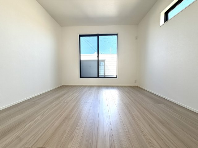 越谷市大竹２号棟　新築戸建の洋室|統一感のあるナチュラルな内装デザイン。年齢や好みを問わず、長く心地よく使えるお部屋です。