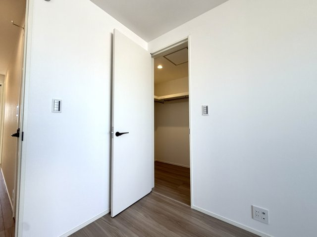 越谷市大竹２号棟　新築戸建の収納|部屋の形状に合わせたスマートな収納設計。出っ張りが少なく、お部屋全体を広く見せる効果があります。