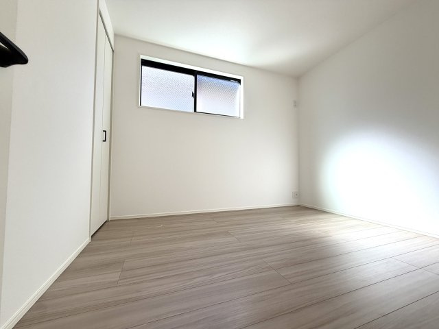 越谷市大竹２号棟　新築戸建の洋室|1日を通して安定した採光が確保された洋室。趣味の時間を楽しんだり読書をしたりするのに最適です。