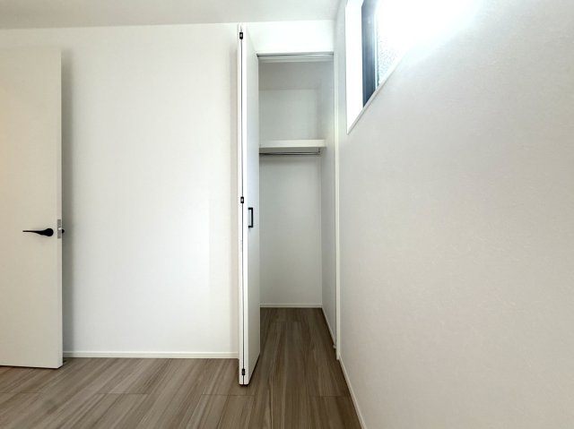 越谷市大竹２号棟　新築戸建の収納|お部屋の生活感をスッキリ隠せるシンプルなクローゼット。居室部分を広く贅沢に使うことができます。
