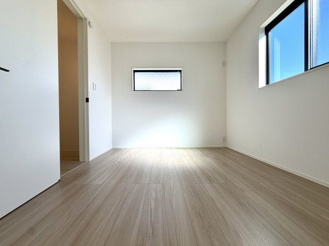 越谷市大竹２号棟　新築戸建の洋室|二面採光で風通しが良く、爽やかな空気が流れる洋室。お子様の成長に合わせた子供部屋にも最適です。