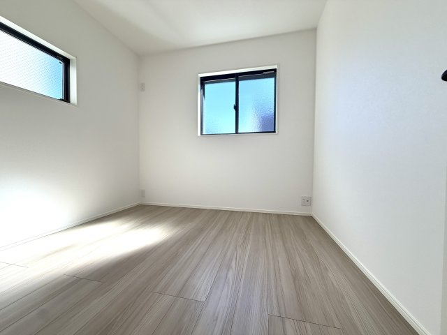 越谷市大竹２号棟　新築戸建の洋室|家具の配置がしやすいレイアウトの洋室。お好みのインテリアを楽しめる空間です。
