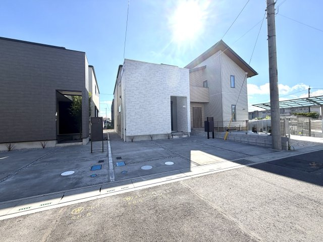 越谷市大竹２号棟　新築戸建の外観|シンプルで飽きのこない直線的な外観デザイン。年月を経ても美しさを保ちやすい仕上がりです。