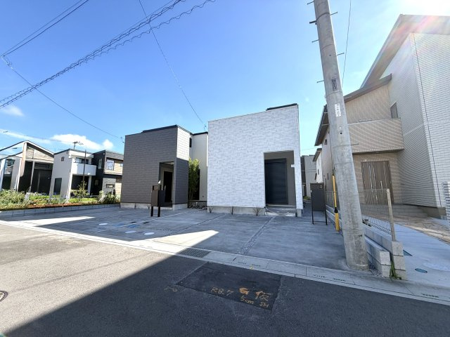 越谷市大竹２号棟　新築戸建の外観|全体的にやさしい色合いでまとめられた上品な外観。温かみのある雰囲気が住む人を優しく迎えます。