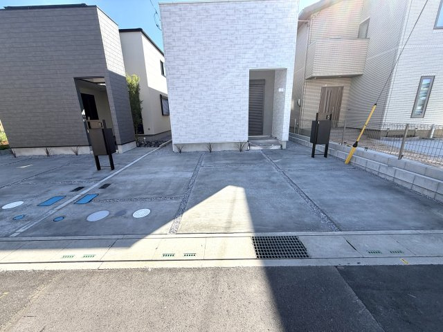 越谷市大竹２号棟　新築戸建の駐車場|家族のライフスタイルの変化に合わせて柔軟に使える2台分の駐車エリア。来客時も安心してお出迎えできます。