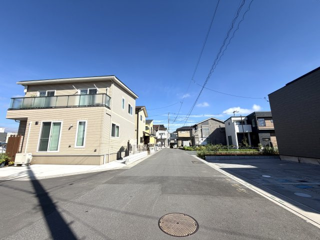越谷市大竹２号棟　新築戸建の前面道路含む現地写真|幅員がしっかり確保された前面道路に面し、開放感があります。陽差しを遮るものが少なく日当りも良好です。
