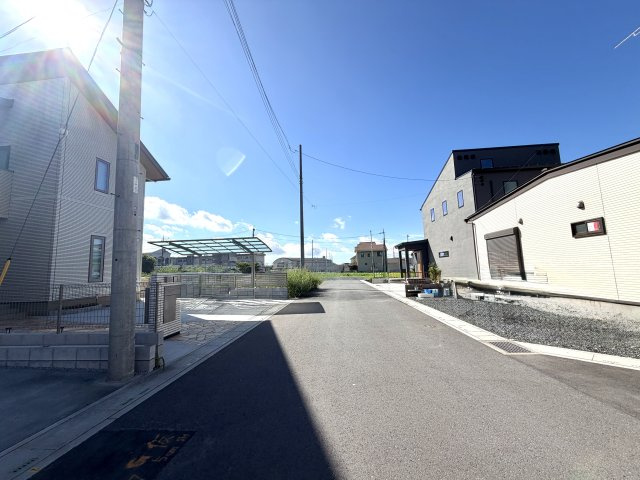 越谷市大竹２号棟　新築戸建の前面道路含む現地写真|周囲の街並みとなじむ綺麗な前面道路。交通による騒音が少なく、夜間も落ち着いてお過ごしいただけます。