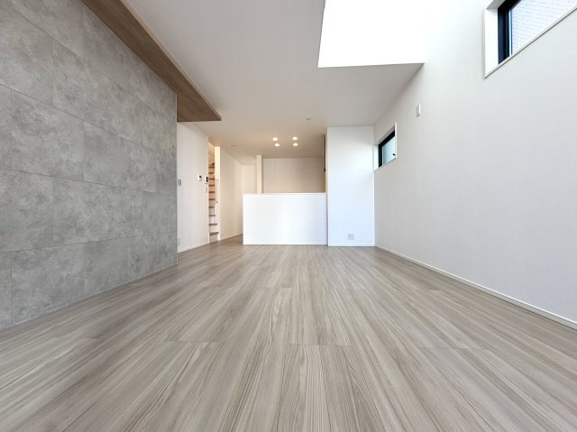 越谷市大竹２号棟　新築戸建の居間・リビング|開放感あふれる心地よいリビング空間。家族との会話が自然と弾む温かみのあるお部屋です。