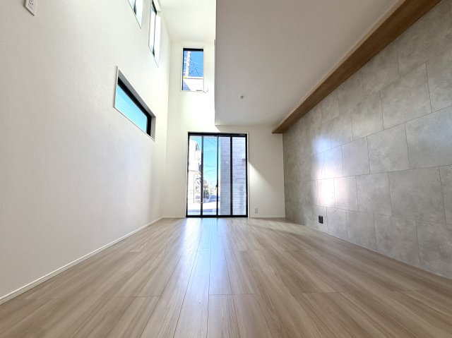 越谷市大竹２号棟　新築戸建の居間・リビング|高い天井と広い窓が開放感を演出するリビング。どこにいても家族の気配を感じられる設計です。