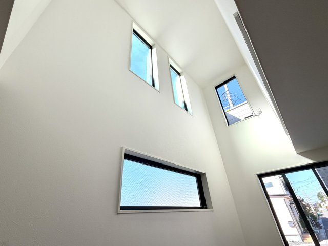 越谷市大竹２号棟　新築戸建の居間・リビング|自然光が差し込む明るいリビング。インテリアの配置もしやすい整ったレイアウトです。