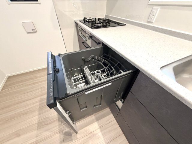 越谷市大竹２号棟　新築戸建のキッチン|手洗いにかかる手間を省ける便利な食器洗い乾燥機付き。食後の片付けもスムーズで時短になります。