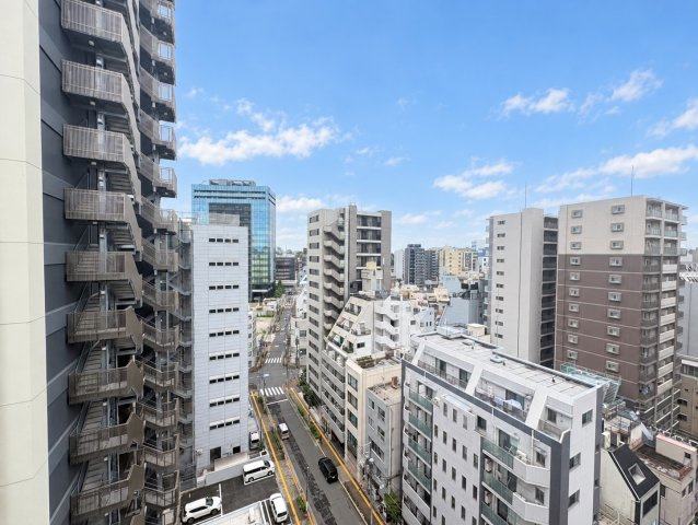 Brillia上野Place ブリリア上野プレイスの展望|手を伸ばせば、ふれることが出来そうな環境が、そのままインテリアになったような印象です。その豊かな眺望にふさわしい空間には、通風・採光にも優れ、心地よい光と風があふれています