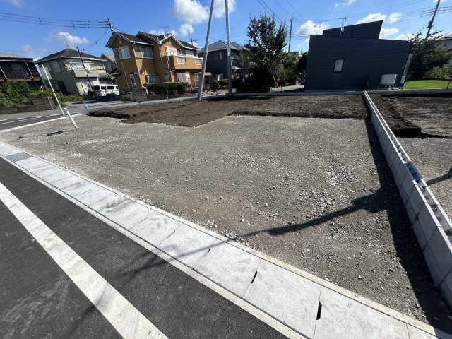 新築　佐波郡玉村町板井　LIGNAGE　10号棟の駐車場|現地写真　駐車スペースは並列2～3台可能です！

