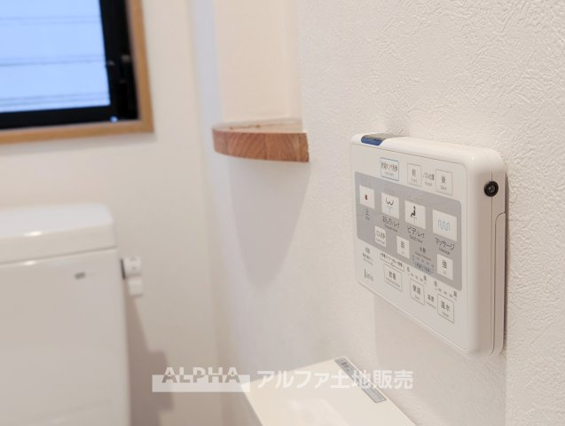 東村山市久米川町2丁目　中古戸建のトイレ|【Clean Toilet】
◆トイレ2箇所◆1階・2階それぞれにトイレを配置。温水洗浄便座付きで、忙しい朝にも使いやすい設計です。