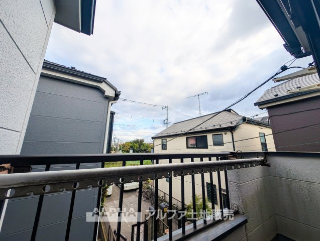 東村山市久米川町2丁目　中古戸建のバルコニー|【Open Balcony】
◆バルコニー◆2階の居室から出入りできるバルコニーを配置。洗濯物を干すスペースとして日常使いできます。