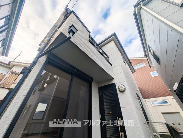 東村山市久米川町2丁目　中古戸建の外観|【Comfortable House】
◆外観◆落ち着いた住宅街に佇む木造2階建の4LDK。東南側約4.0m公道に面した住まいです。