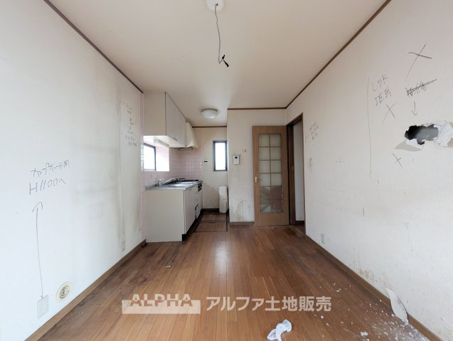 東村山市久米川町2丁目　中古戸建の居間・リビング|【Bright Living】
◆家族が集うLDK◆キッチンからリビングを見渡しやすい配置。家族との会話を楽しみながら家事を進められる空間です。
