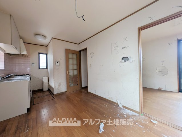 東村山市久米川町2丁目　中古戸建の居間・リビング|【Natural Living】
◆暮らしやすい空間◆和室へつながるLDK。生活シーンに合わせて空間を使い分けやすい間取りです。