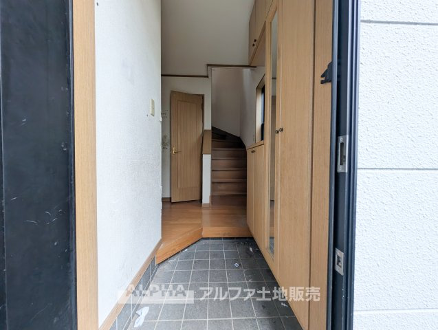 東村山市久米川町2丁目　中古戸建の玄関|【Welcome Home】
◆玄関◆ホールを介して各空間へ移動できる間取り。居住スペースと玄関を分け、生活動線にも配慮されています。
