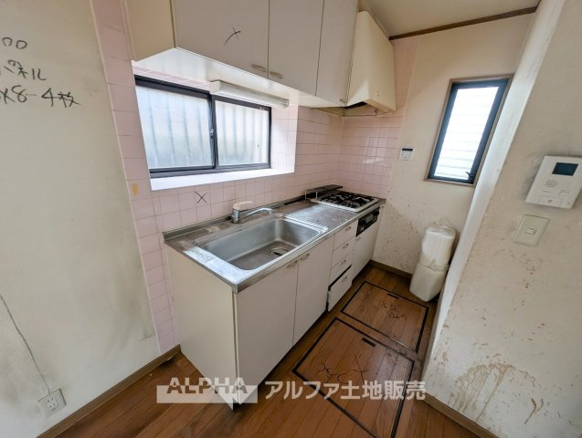 東村山市久米川町2丁目　中古戸建のキッチン|【System Kitchen】
◆システムキッチン◆リフォームで新品交換予定。毎日の料理を気持ちよく始められるキッチンスペースです。